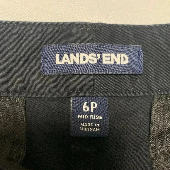 LANDS’END Mid Rise Women’s Shorts,Size 6 Petite. Excellent condition. - Picture 2 of 3